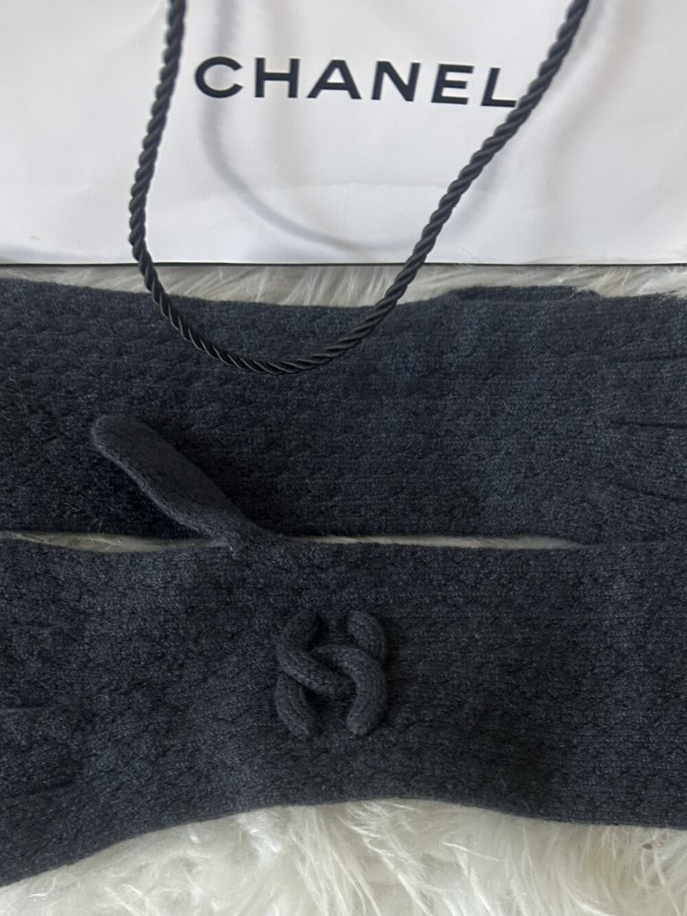 CHANEL cashmere long CC logo gloves in black